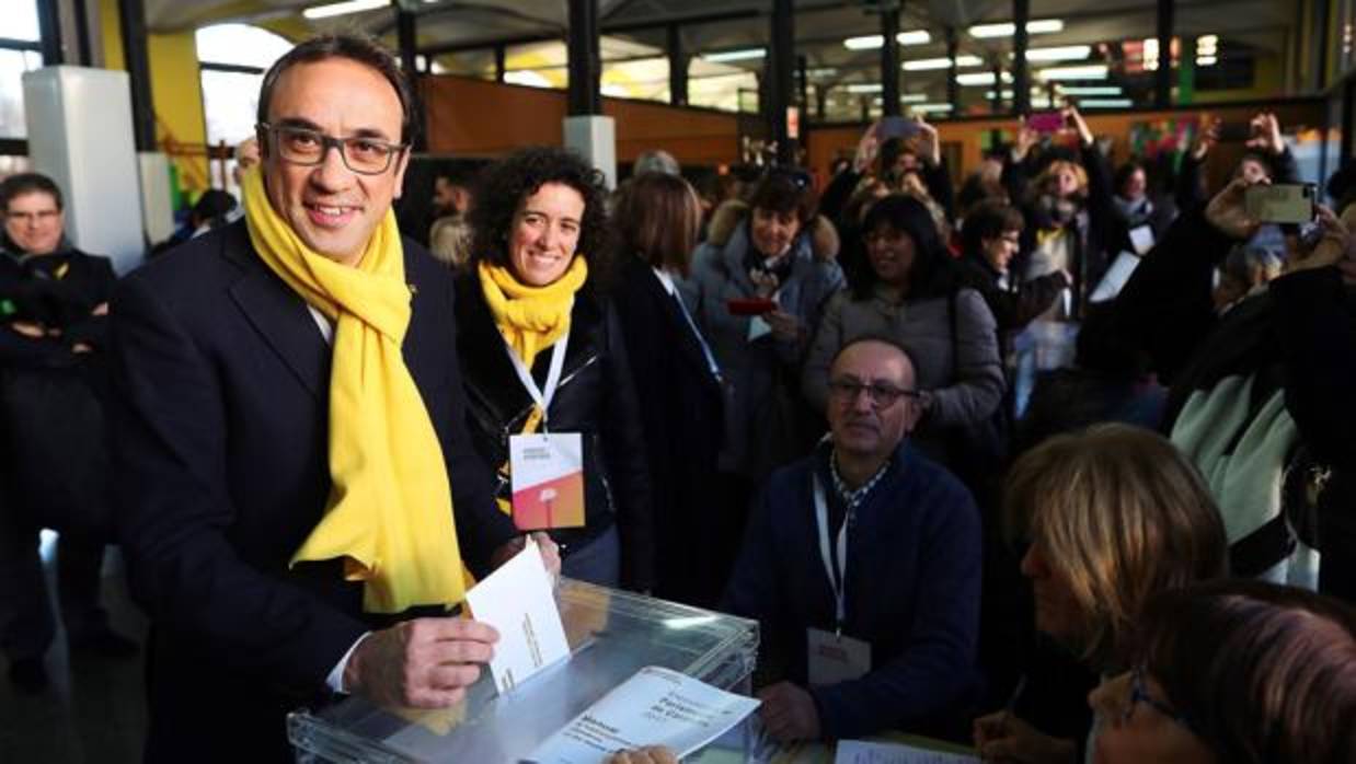 El candidato en la lista de JuntsxCat, Josep Rull, deposita su voto en el colegio electoral Lenaspa