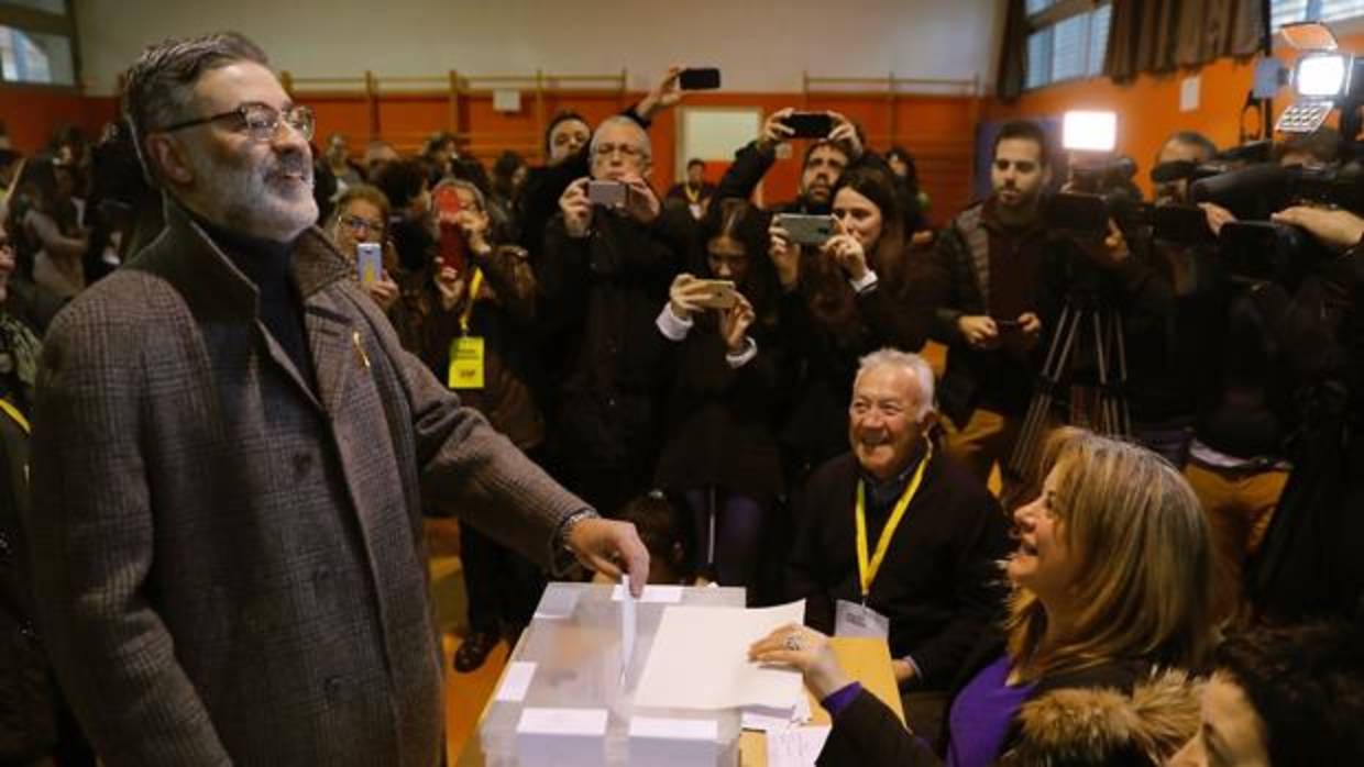 El candidato de la CUP, Carles Riera, vota en su colegio electoral