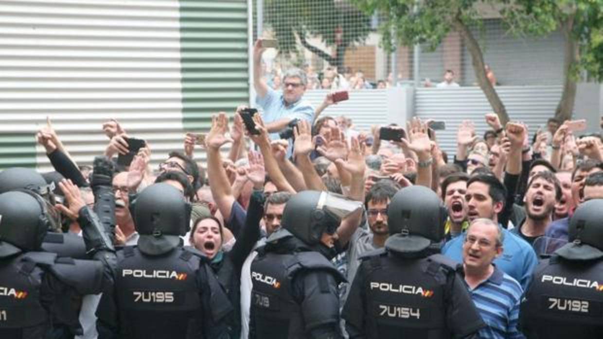 Cordón policial en Tarragona durante los disturbios del 1-O