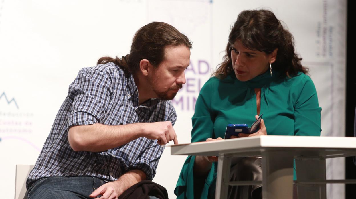 Pablo Iglesias y Teresa Rodríguez este jueves en el acto público que han tenido en Sevilla