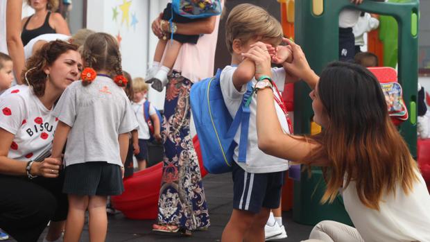 Padres valoran los libros gratuitos para niños de tres a seis años en Andalucía, pero indican otras prioridades