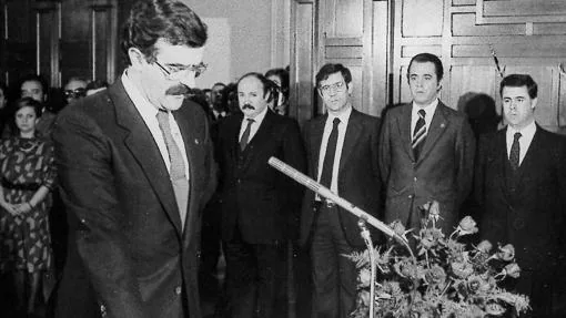 Rodríguez de la Borbolla, jurando como nuevo presidente en 1984