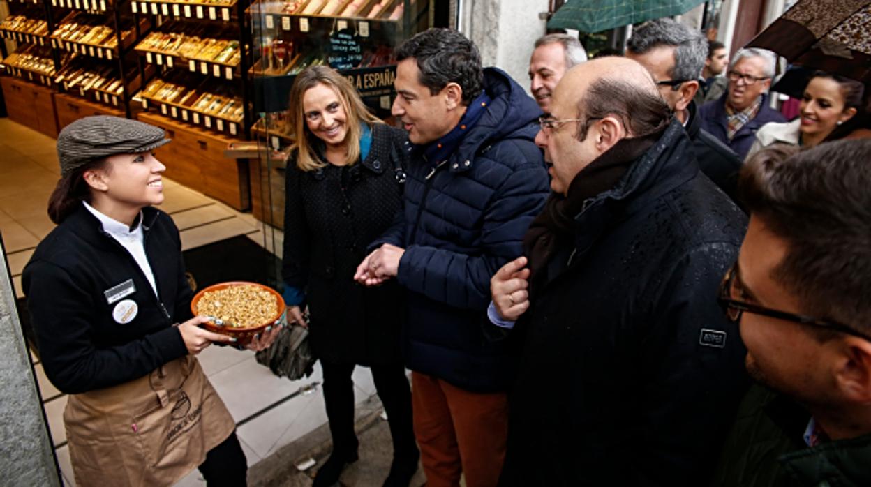 Juanma Moreno, junto a Marifrán Carazo y Sebastián Pérez, en Granada.