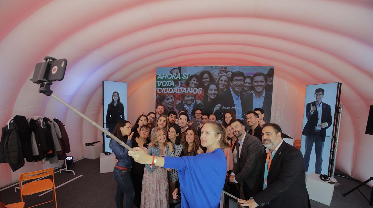 La portavoz adjunta de Ciudadanos en el Congreso, Melisa Rodríguez, portando un palo selfie»