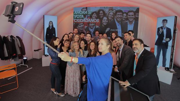 Selfies de Melisa Rodríguez y Ana Llopis con jóvenes sevillanos en Santa Justa para las elecciones andaluzas