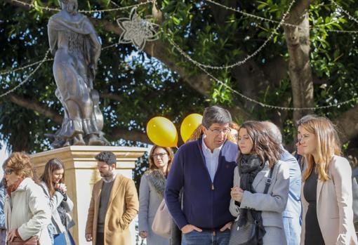 Marín e Inés Arrimadas pasean por el barrio de Triana, donde «se palpa» las «ganas» de votar en las andaluzas