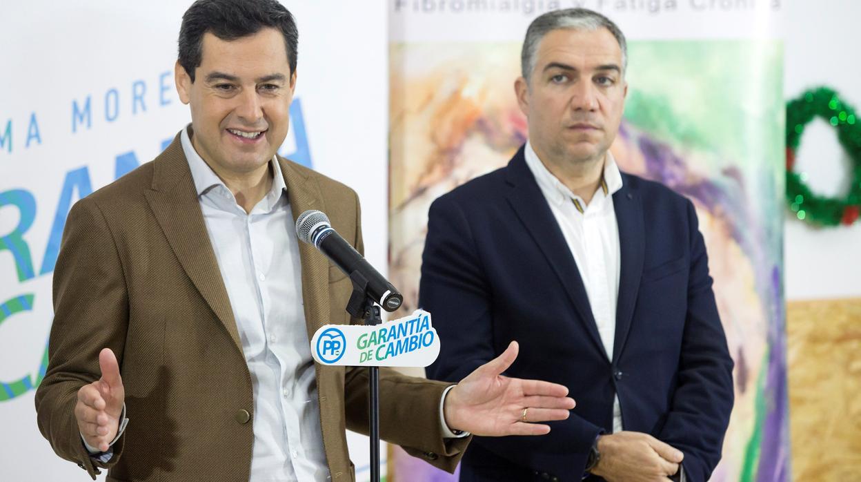 El candidato del PP a la Presidencia de la Junta de Andalucía, Juanma Moreno (i) y el presidente de la Diputación de Málaga, Elías Bendodo (d)