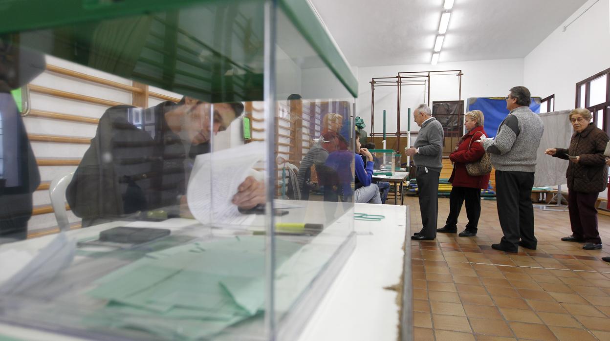 Más de 6.500.000 andaluces han sido llamados a las urnas este 2D