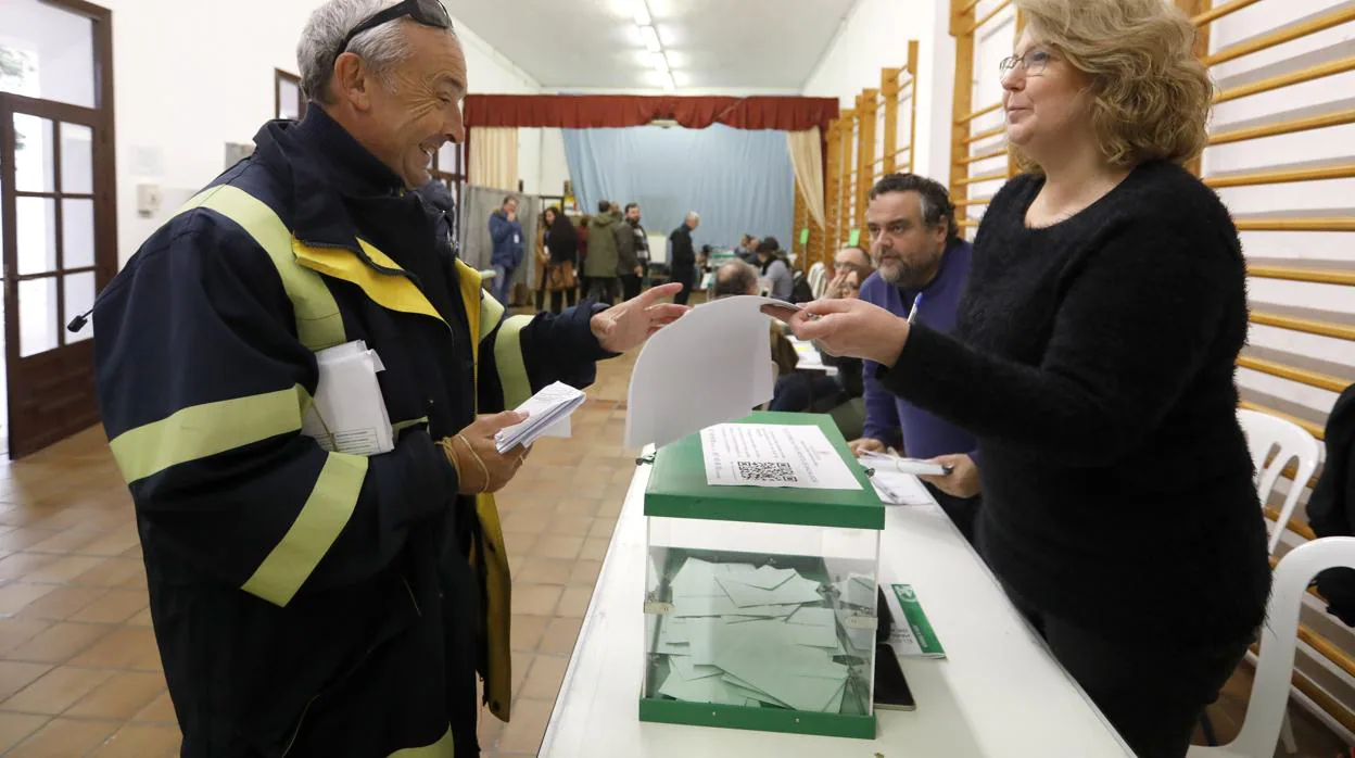 Todos los votos por correo se encuentran ya en las mesas electorales de Andalucía