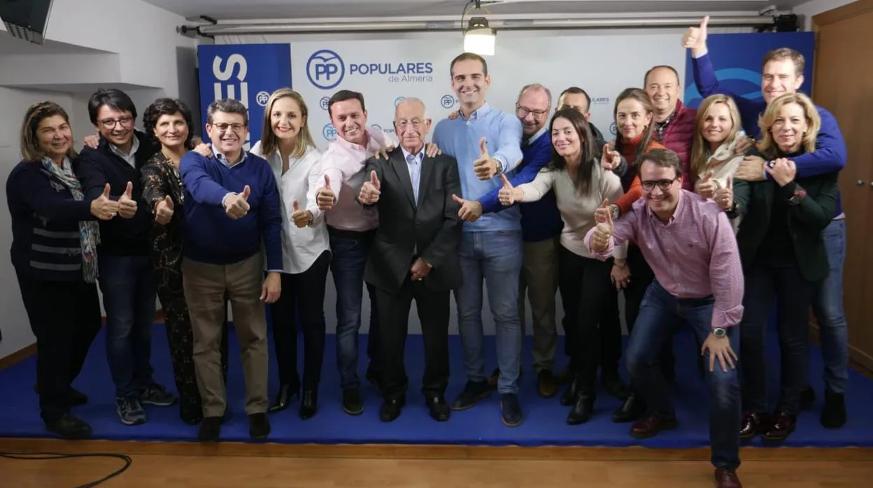 Los candidatos populares, junto con su presidente, y otros representantes del PP en Almería celebran la victoria