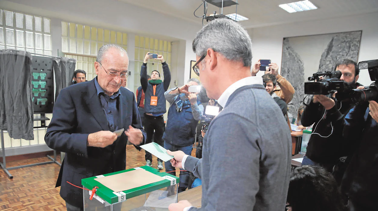 El alcalde de Málaga, Francisco de la Torre, votando el pasado domingo