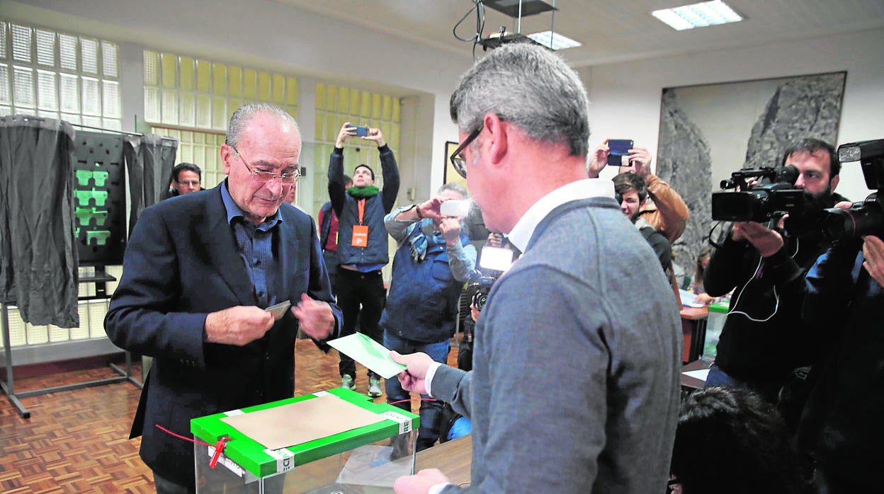 El alcalde de Málaga, Francisco de la Torre, votando el pasado domingo