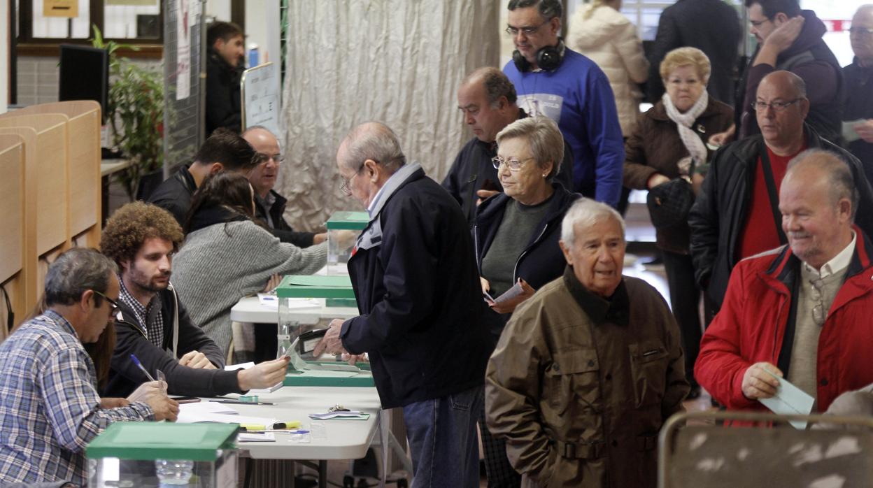 Electores votando en un colegio de Córdoba