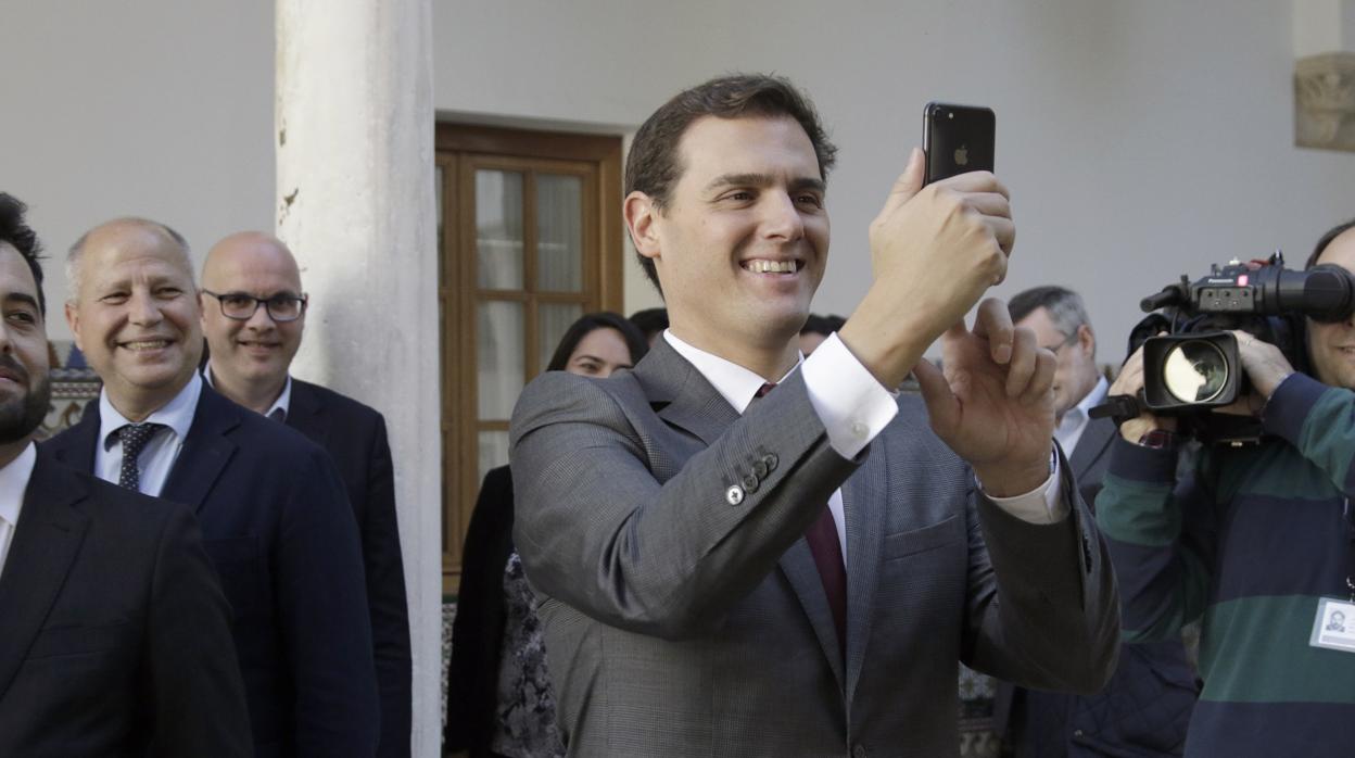 Albert Rivera durante su visita este viernes al Parlamento de Andalucía junto al grupo parlamentario de Ciudadanos