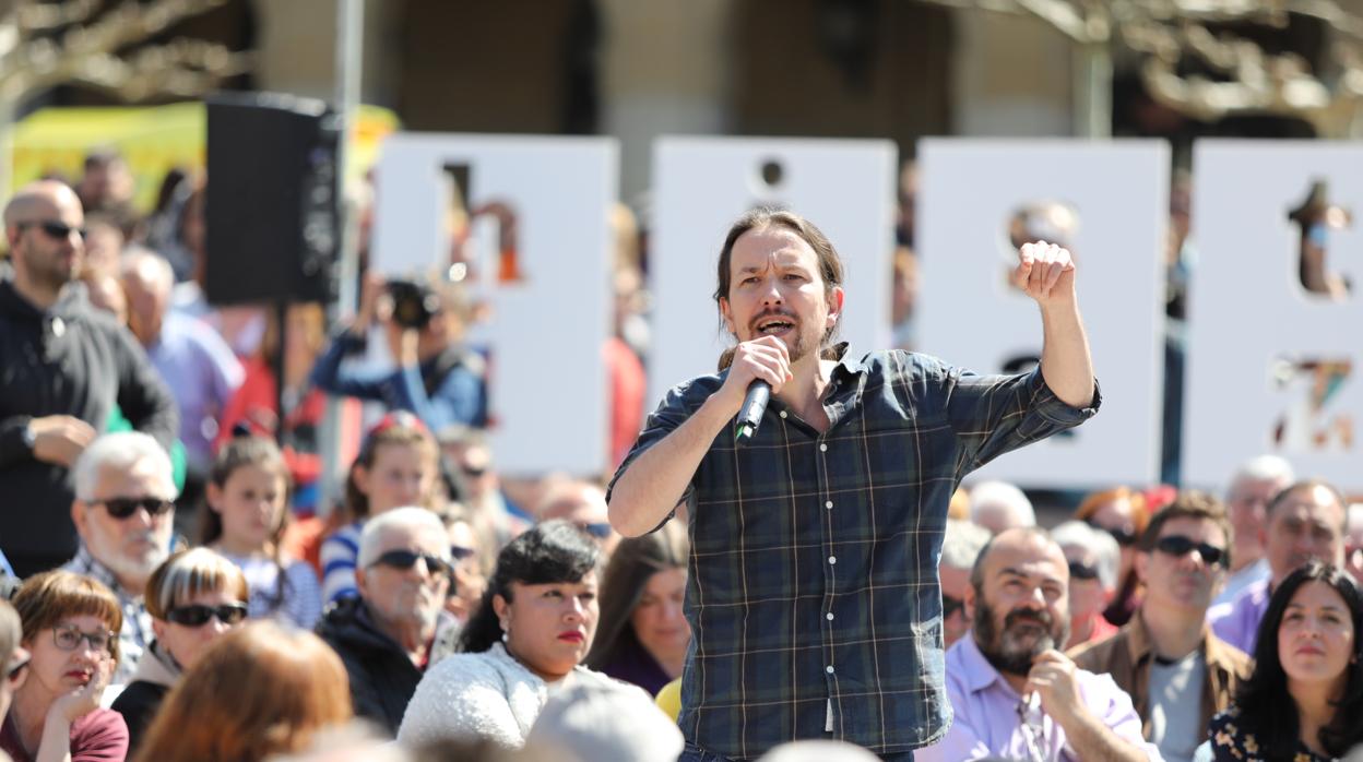 El secretario general de Podemos, Pablo Iglesias, participa en un encuentro con la militancia en Pamplona