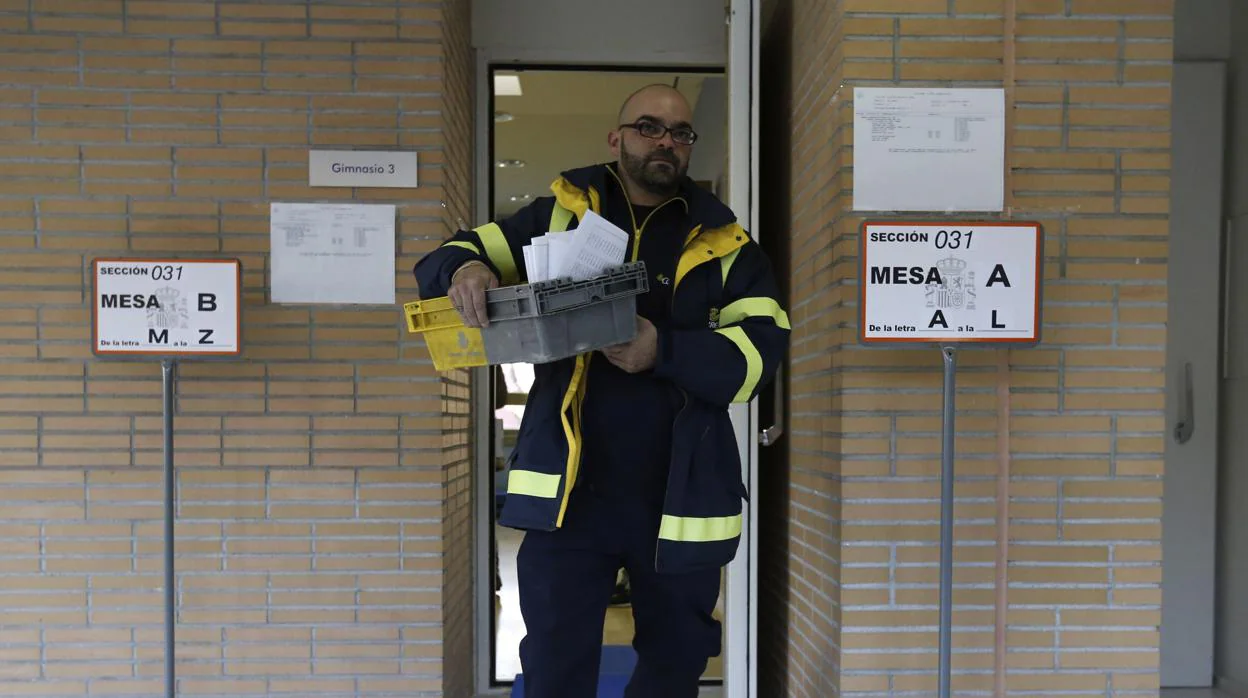 Un operario transporta el voto por correo enviado a un colegio electoral de Pozuelo de Alarcón en 2015
