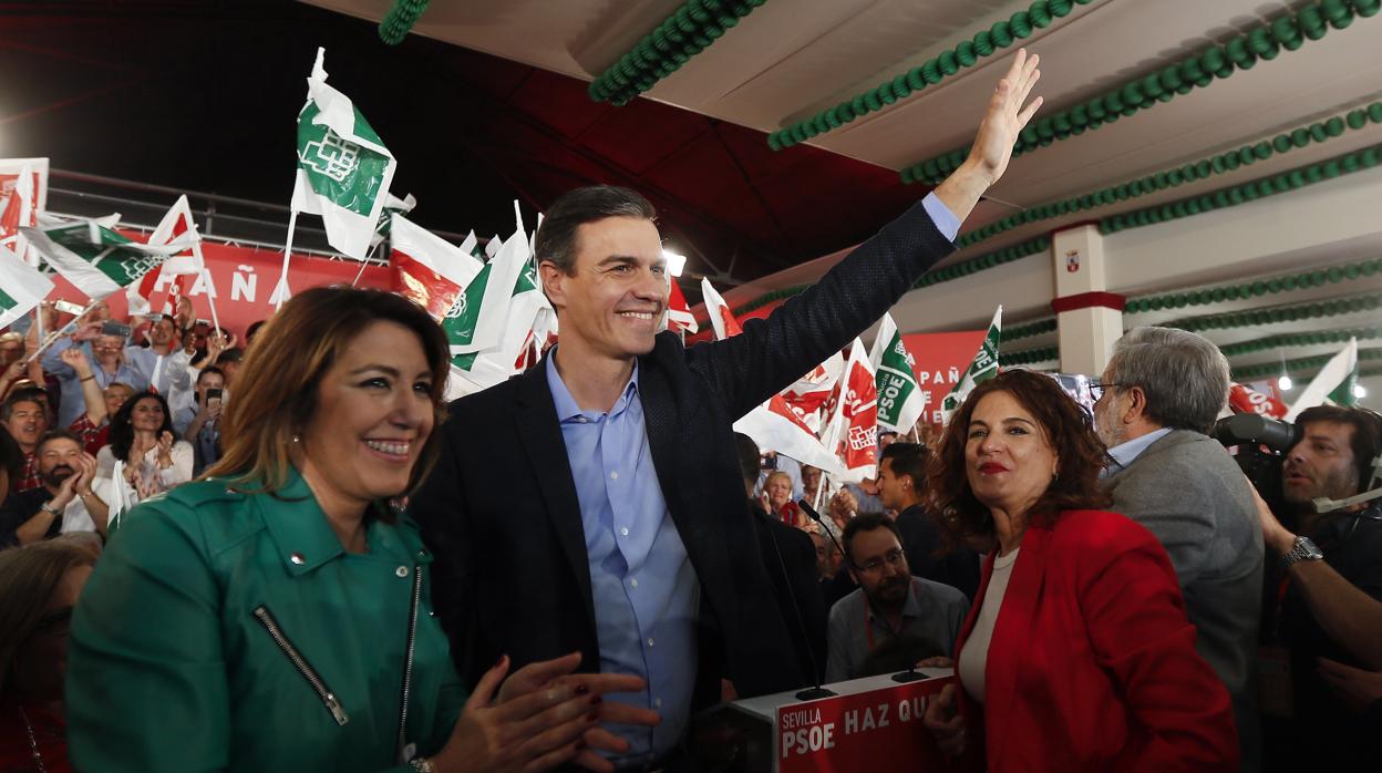 Susana Díaz, Pedro Sánchez y María Jesús Montero, ayer en un acto de la campaña electoral en Sevilla