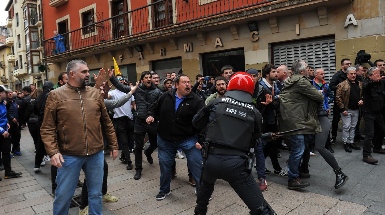 Disturbios contra un mitin de Ciudadanos, ayer en Rentería (Guipúzcoa)