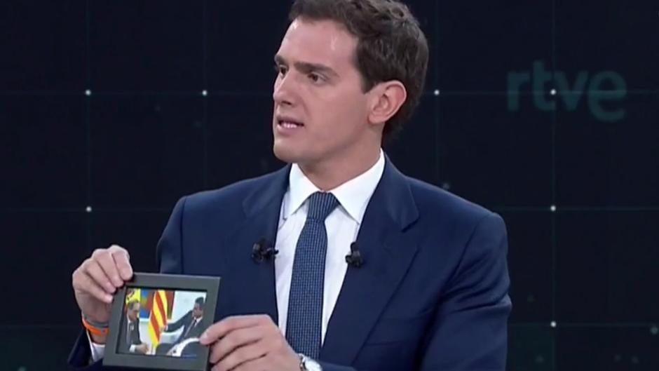 Rivera muestra la foto de «las 21 condiciones de la vergüenza» de Sánchez con Torra