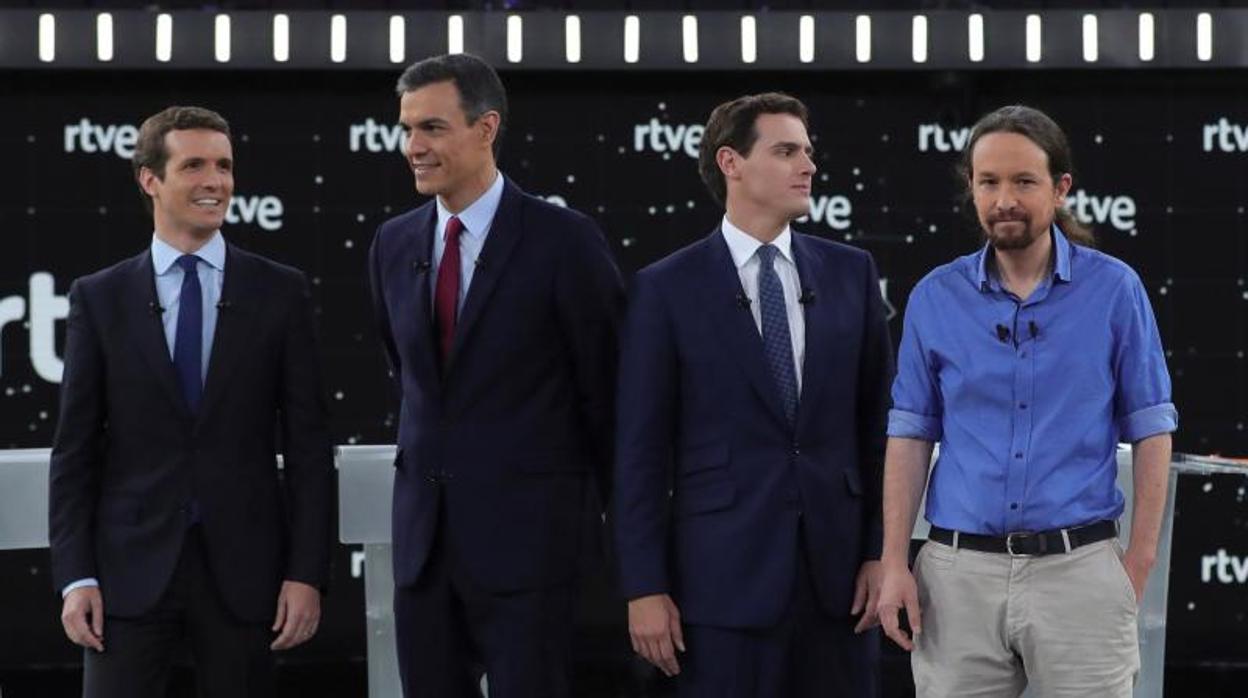 Los cuatro candidatos, antes de comenzar el debate