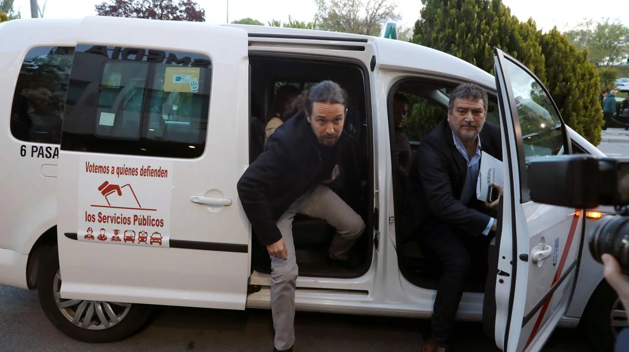 Pablo Iglesias ha llegado en taxi a la sede de Atresmedia
