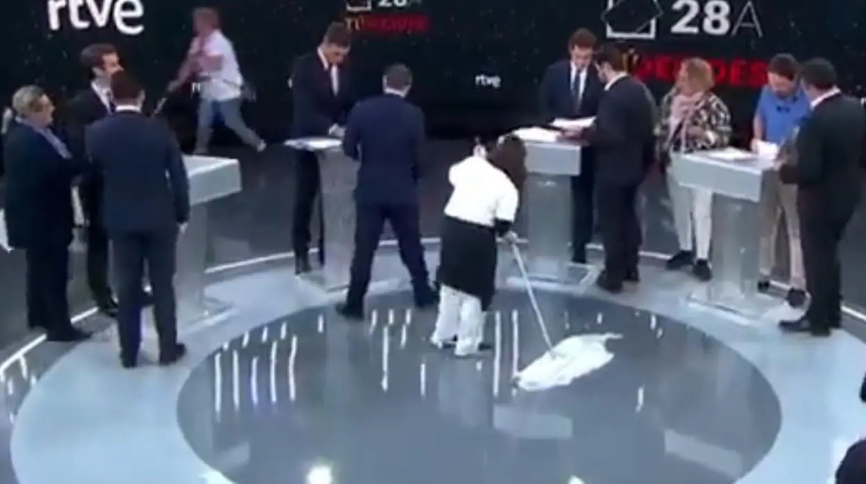 Dos mujeres pasan la mopa momentos antes del debate electoral de TVE con Casado, Sánchez, Rivera e Iglesias