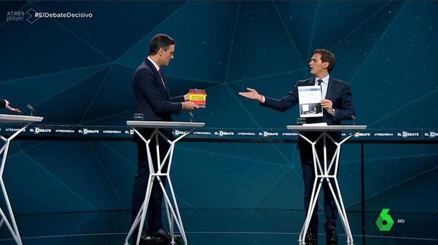 Rivera, a Sánchez en el debate: «Le he traído un libro que no ha leído, su tesis doctoral»
