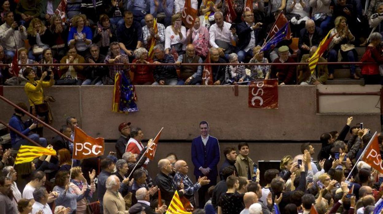 Un Sánchez de cartón piedra durante el mitin del PSOE en Barcelona