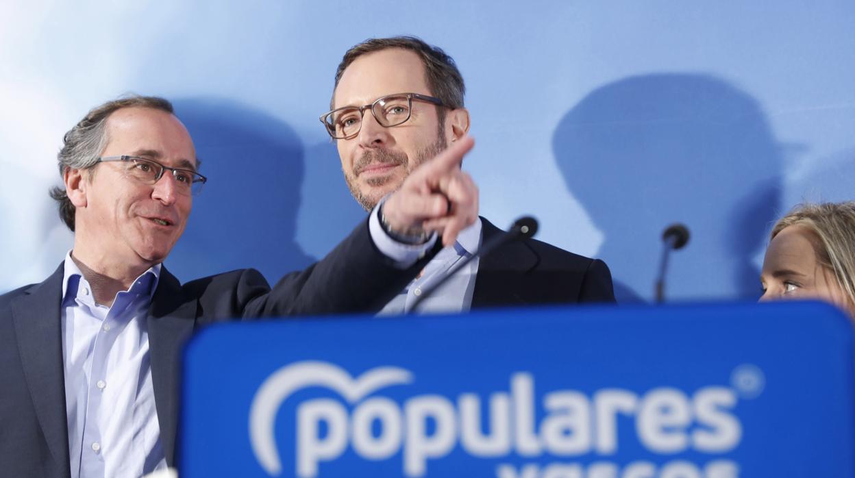 El presidente del PP vasco, Alfonso Alonso (i), el cabeza de lista al Congreso por Álava, Javier Maroto, y la secretaria general de esta formación en el País Vasco