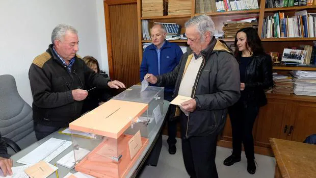 Elecciones generales 28-A: los seis vecinos de Villarroya votan en 40 segundos