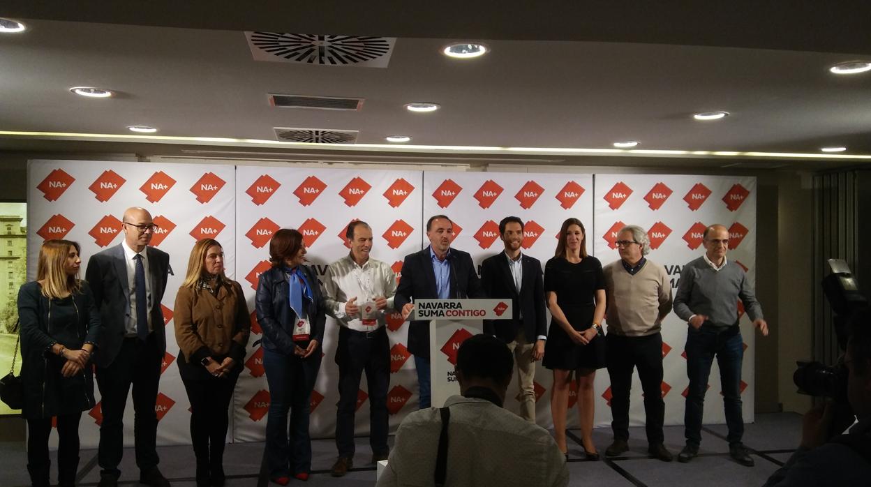 Los candidatos de Navarra Suma durante la noche electoral