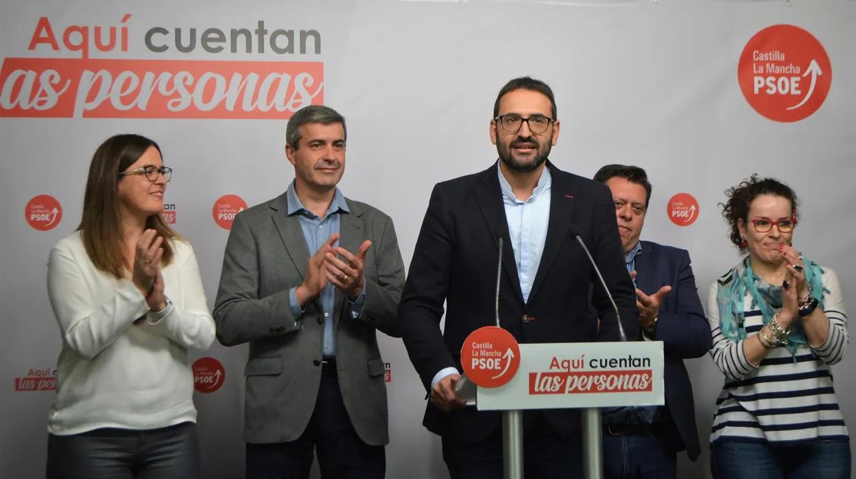 Sergio Gutiérrez, a la cabeza, valora los resultados del PSOE en las elecciones generales