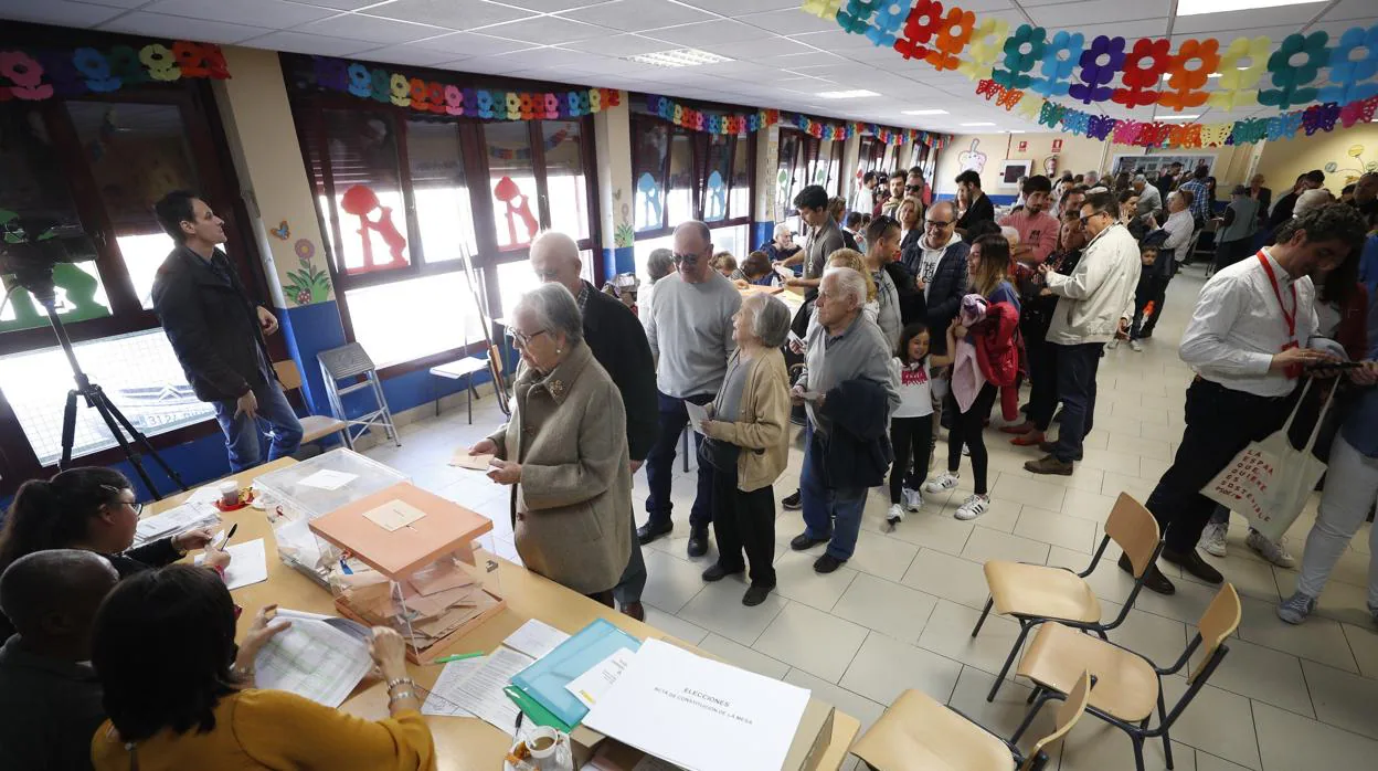 Largas colas de votantes se acumularon ayer en los colegios de Madrid