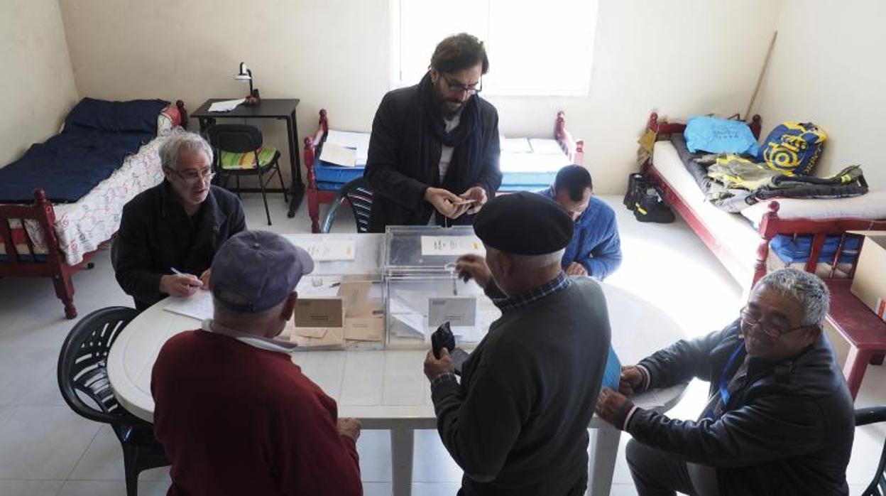 Los vecinos de Melide (La Coruña) acudieron a votar a una antigua escuela
