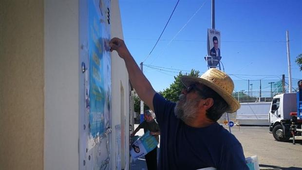 IU de El Viso del Alcor retira parte de su publicidad electoral por las fiestas locales de la Santa Cruz