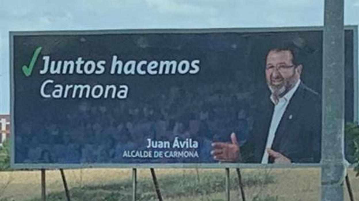 El cartel electoral del alcalde popular de Carmona sin el logo del Partido Popular