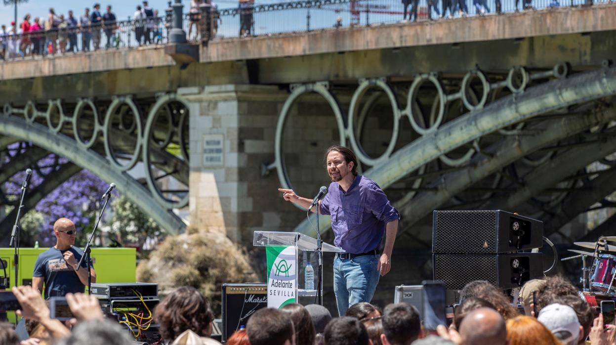 Pablo Iglesias se dirige al público sevillano durante su mitin en la capital andaluza