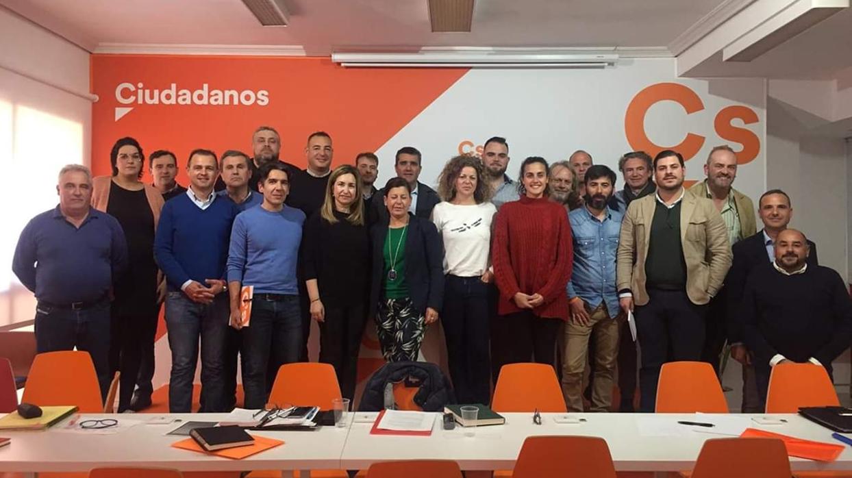 La lista de Ciudadanos, cuyo candidato (de pie el tercero por la izquierda que porta una carpeta) ha renunciado