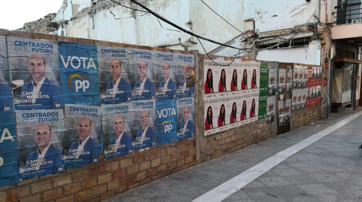 Carteles electorales de diferentes partidos que concurren a las municipales en Morón de la Frontera