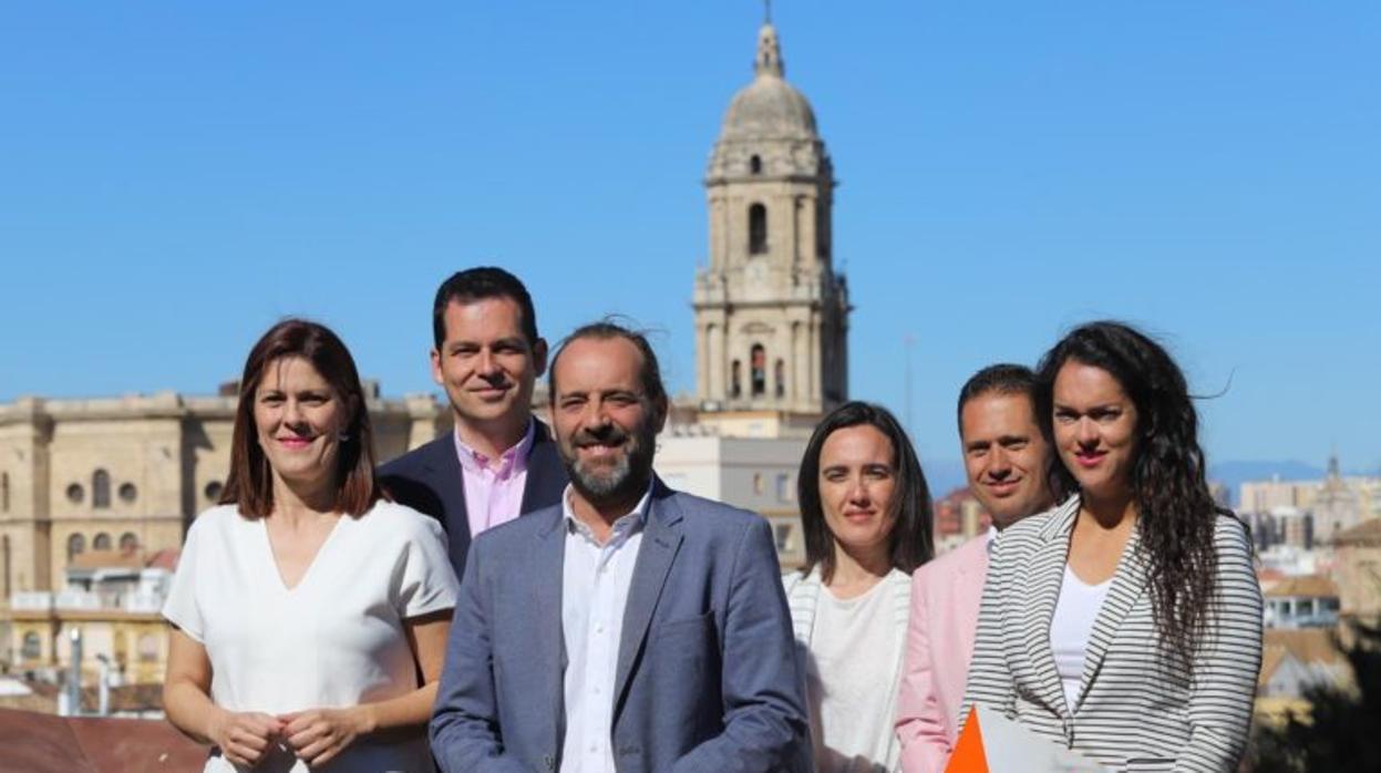 El candidato a la alcaldía en Málaga por Cs, Juan Cassá, (3º izq.), junto a compañeros del partido