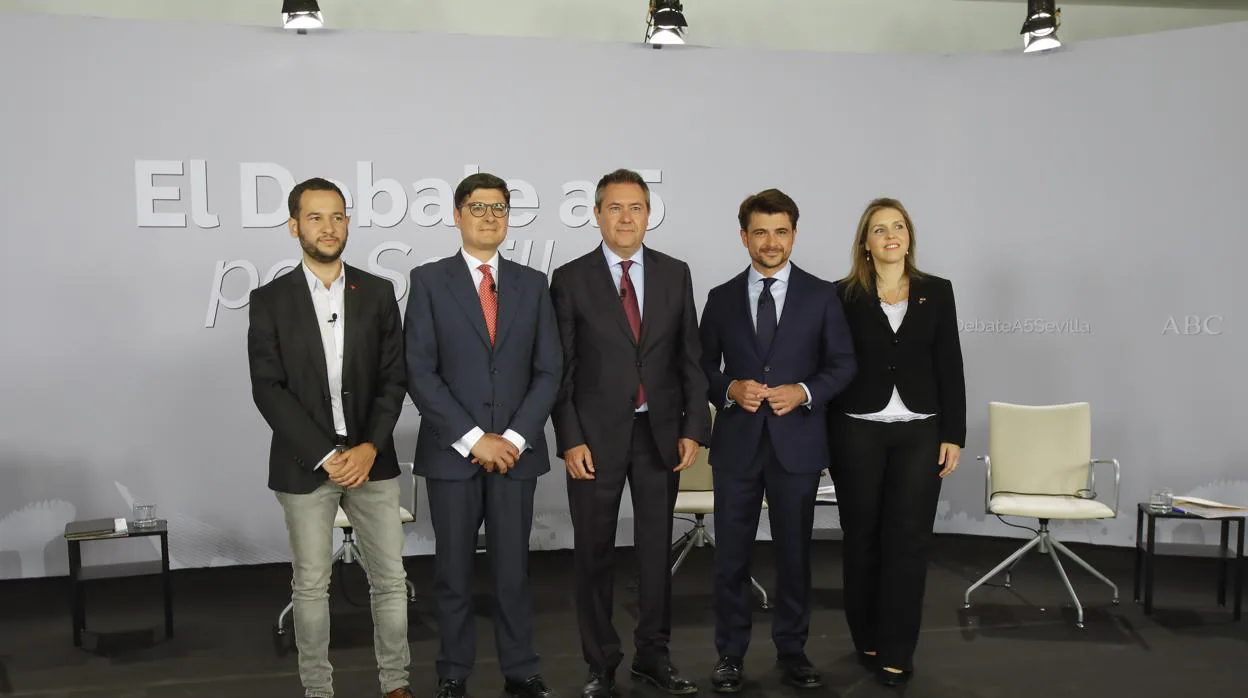 Los cincos candidatos antes de iniciarse el debate que organizó ABC de Sevilla y televisado por 7TV