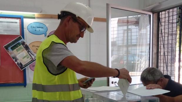 Los padres de alumnos de un colegio de El Cuervo votan con casco de obra como protesta