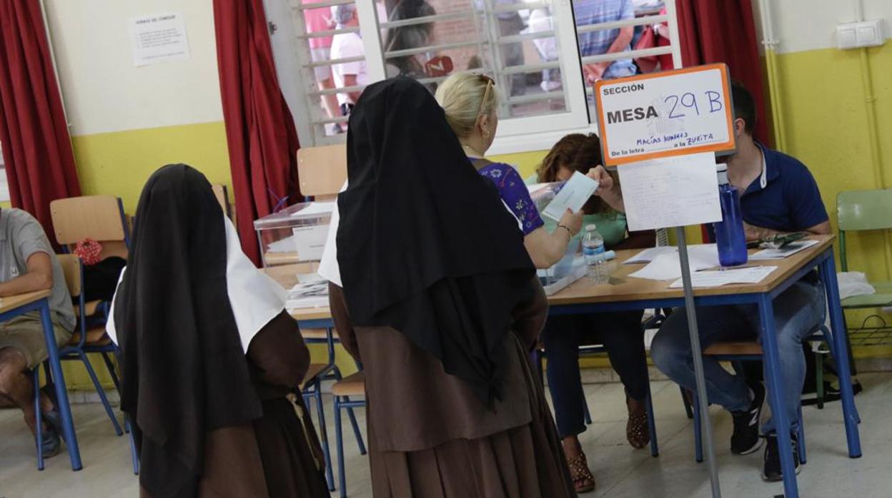 Dos religiosas ejercen su derecho al voto en un colegio de la capital