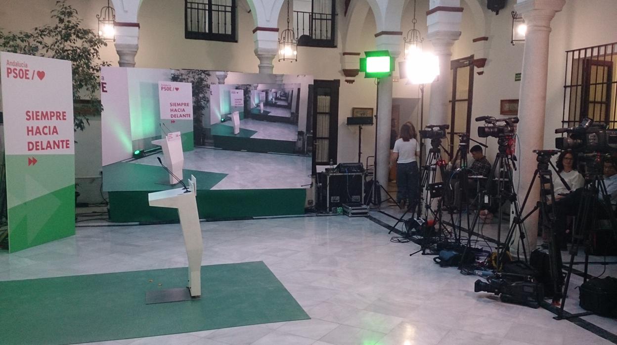 Sede del PSOE en la calle San Vicente al cierre de los colegios electorales