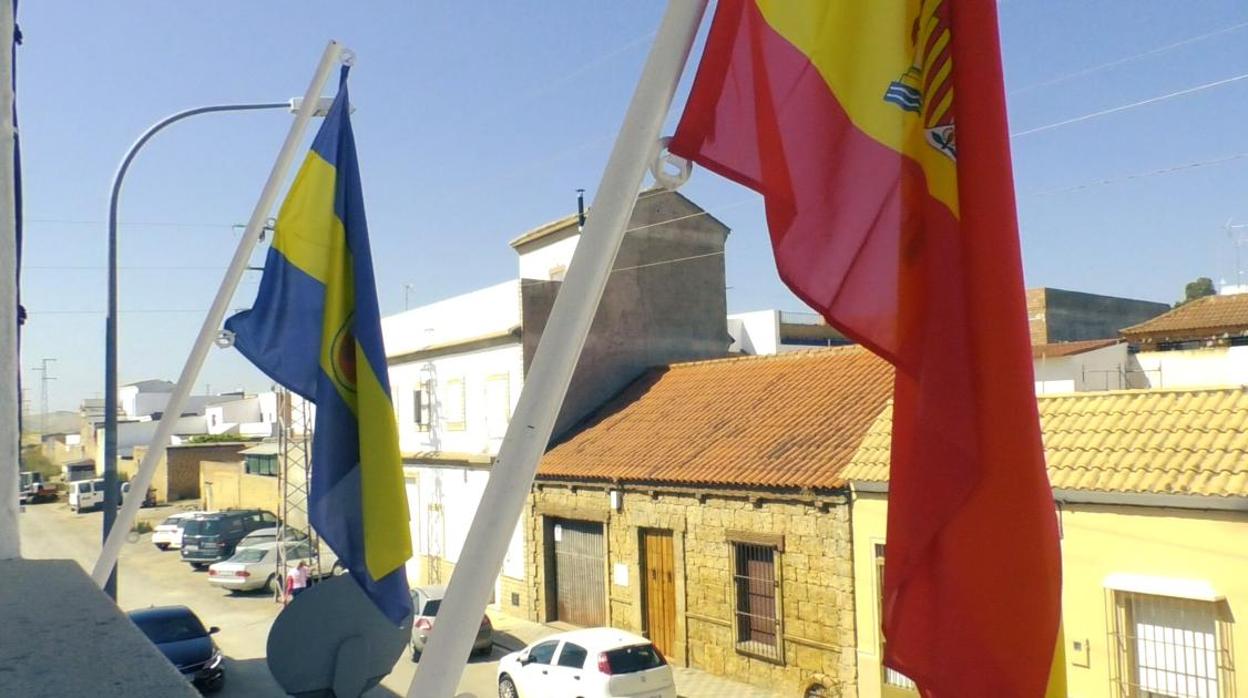La bandera de El Palmar de Troya luce en el balcón del Ayuntamiento junto a la enseña nacional