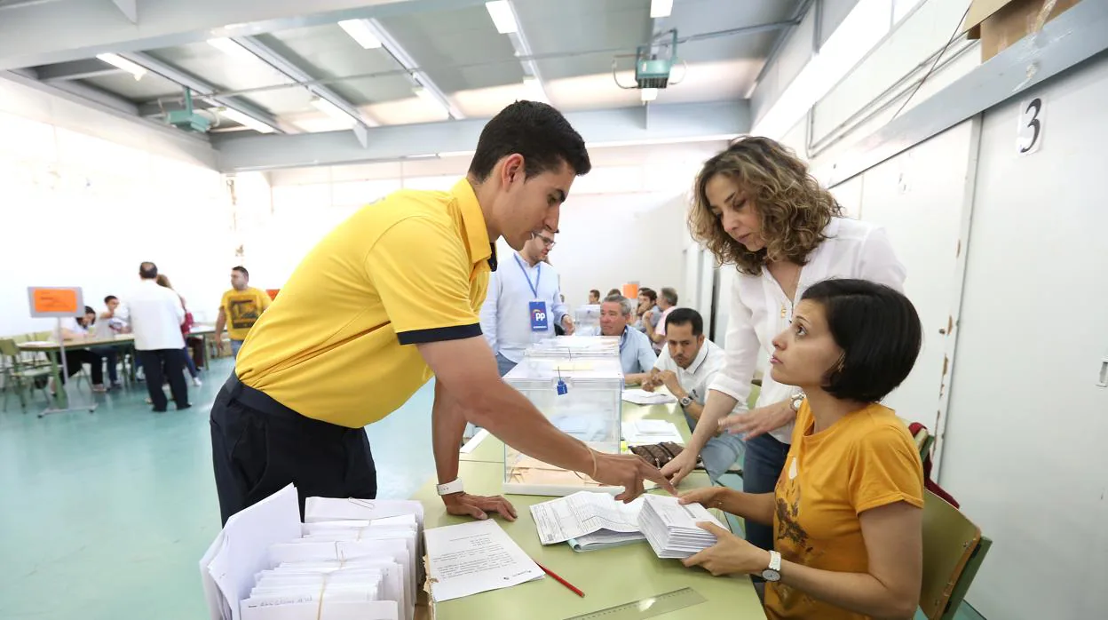 Imagen de archivo de una mesa electoral en Toledo durante las elecciones del pasado 28 de abril