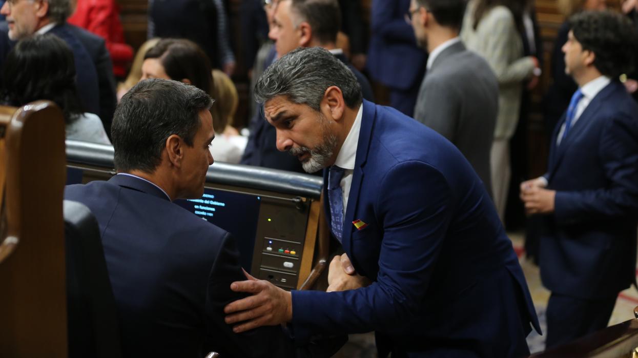 Juan José Cortés charla con el presidente del Gobierno en funciones, Pedro Sánchez, durante la sesión constitutiva de las Cortes, en mayo