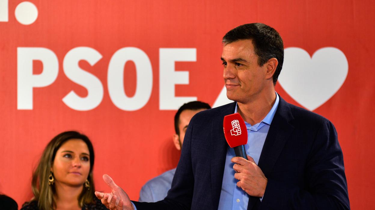 l secretario general del PSOE y presidente del Gobierno en funciones, Pedro Sánchez, participan en una comida-mitin en Jaén (España)