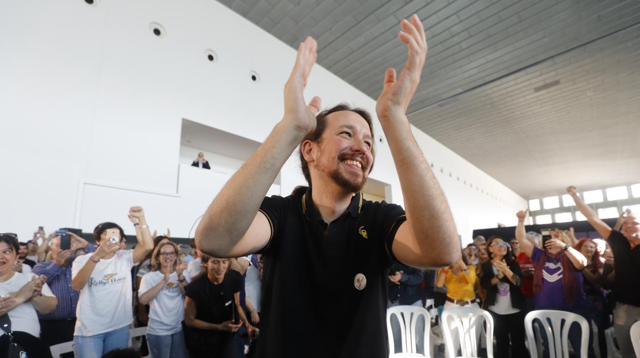 El secretario general de Podemos, Pablo Iglesias, saluda durante un encuentro con la gente en Palma de Mallorca (Baleares/España)