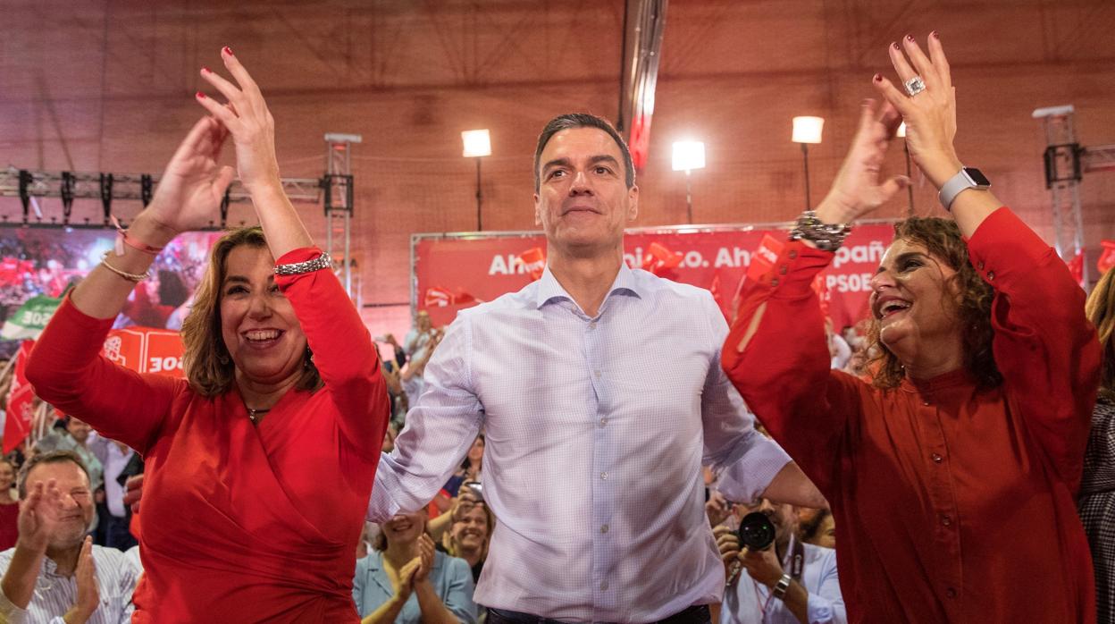 Susana Díaz, Pedro Sánchez y María Jesús Montero, ayer en Sevilla